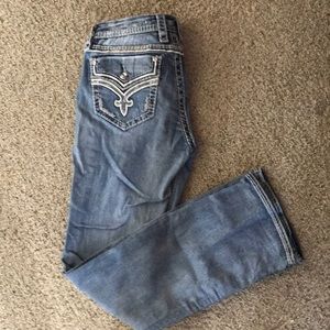 Women’s light wash low rise Rock Revival jeans!